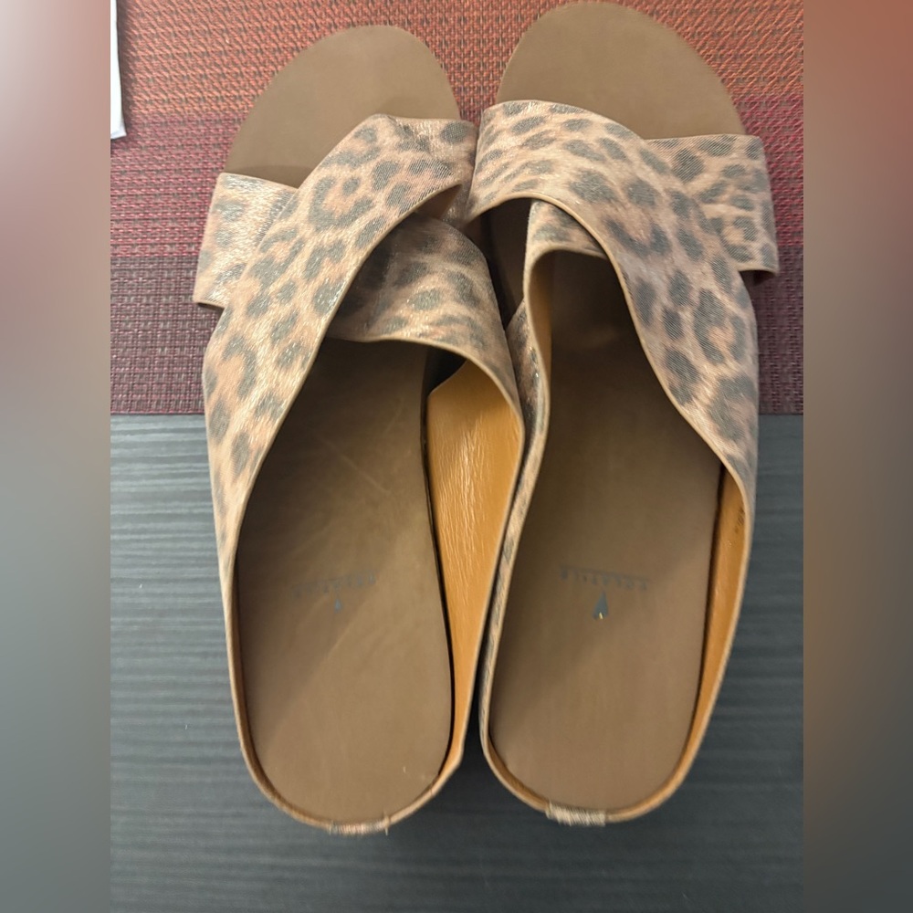 Volatile brown leopard sandals